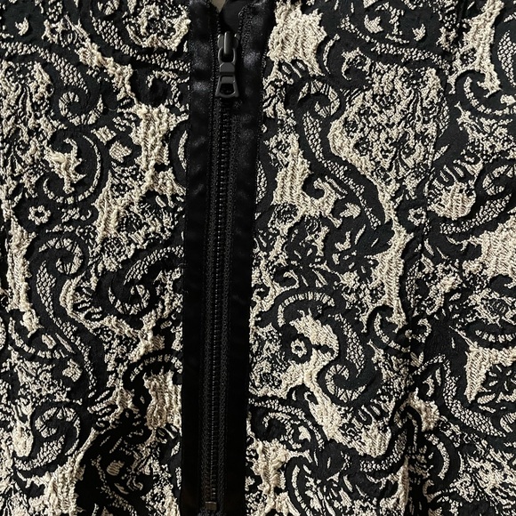 Alice+Olivia Mini Printed V Neck Dress in Black /White ZipClosure at Back Size 0 - Picture 10 of 12